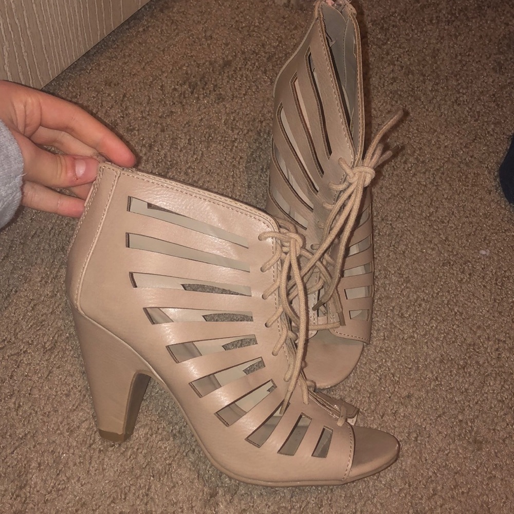 Heels - Picture 2 of 3